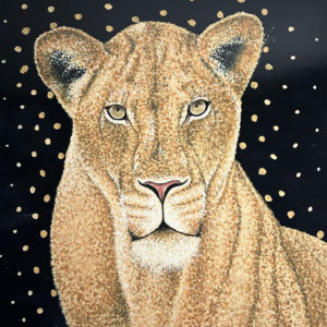 . Elle est la force tranquille, la force féminine et la protection du groupe. Le pointillisme révèle la finesse de son pelage, tandis que ses yeux nous relient à son âme sauvage.