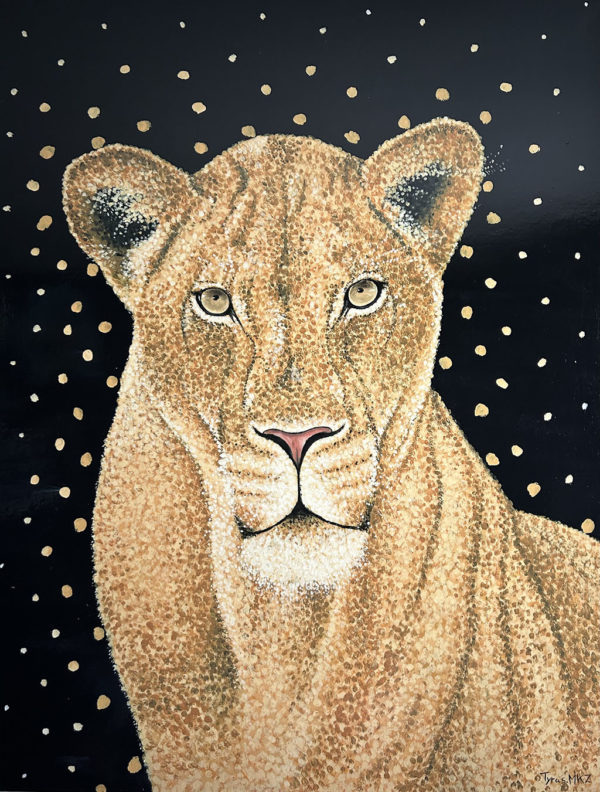 . Elle est la force tranquille, la force féminine et la protection du groupe. Le pointillisme révèle la finesse de son pelage, tandis que ses yeux nous relient à son âme sauvage.