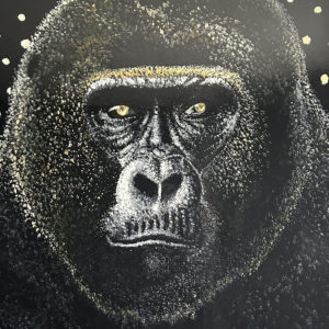 Son regard intense, presque humain, capte l’attention et éveille l’empathie.