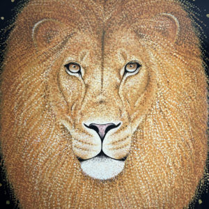 Le regard du lion est rendu avec un réalisme troublant, semble sonder l’âme du spectateur.